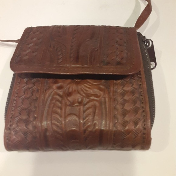 Leaders in Leather Paraguay tri-fold Crossbody Tooled Wallet 25\